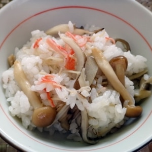 簡単♪かにかまとたっぷりキノコの炊き込みご飯